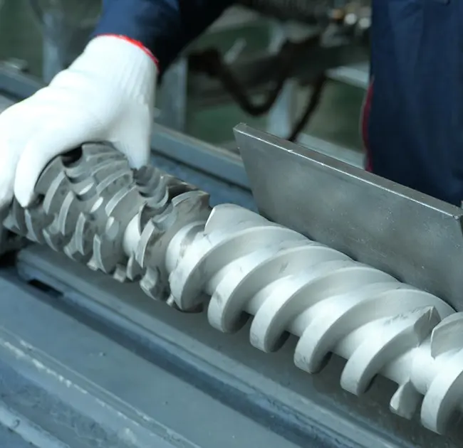 Kodėl ekstruderyje nuolat atsiranda juodos linijos? Šiame straipsnyje mokoma, kaip greitai nustatyti, ar tai įvyko dėl statinės ar varžto problemos.